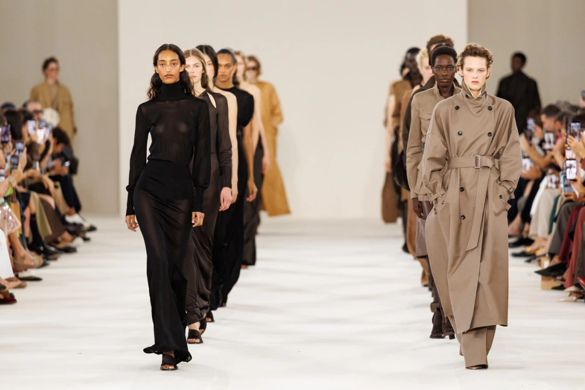 Max Mara primăvară-vară 2027 la Milano Fashion Week: puterea nu are nevoie să ridice vocea
