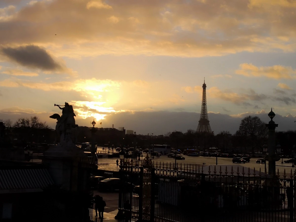 Liderul unui clan din Paris, condamnat la opt ani de închisoare pentru trafic de persoane / Acesta conducea o rețea de copii forțați să fure din buzunarele turiștilor / Venituri de 25.000 de euro pe zi