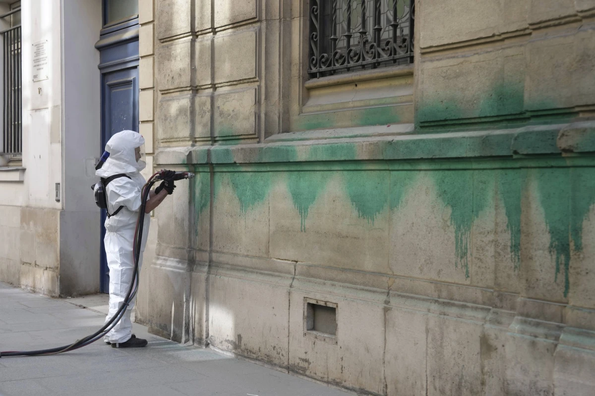 BREAKING A fost arestat la Iași șeful unor operațiuni de vandalism coordonate de Rusia la Paris. Autoritățile franceze îl acuză pe cetățeanul moldovean Iurie Manic de ”subminarea moralului forțelor armate, cu intenția de a prejudicia apărarea națională”