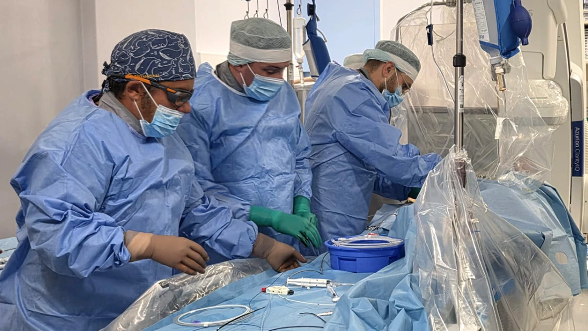 Intervenție cardiacă rară la Spitalul MedLife Polisano Sibiu: procedură TAVI realizată cu succes la un pacient cu inima poziționată în partea dreaptă