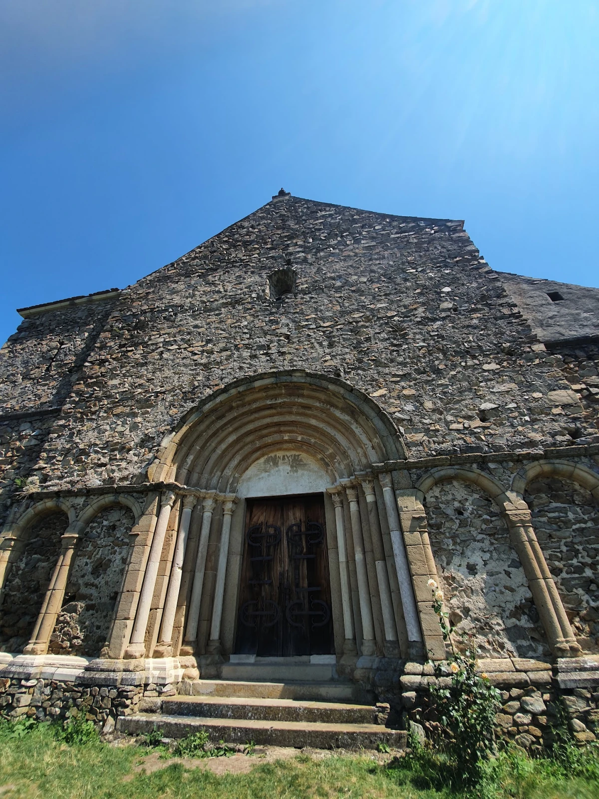 Se resfințește biserica fortificată din Cisnădioara, veche de aproape 850 de ani / E cel mai bine păstrat monument de arhitectură în stil romanic pur din România / Evenimentul se încheie cu un picnic pe platoul cetății