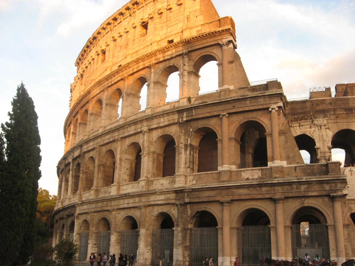Colosseumul e închis după ce un muncitor de 22 de ani a căzut de la aproximativ 10 metri / Lucra la noul sistem de lumini al monumentului / Deschiderea oficială trebuia să fie făcută în octombrie