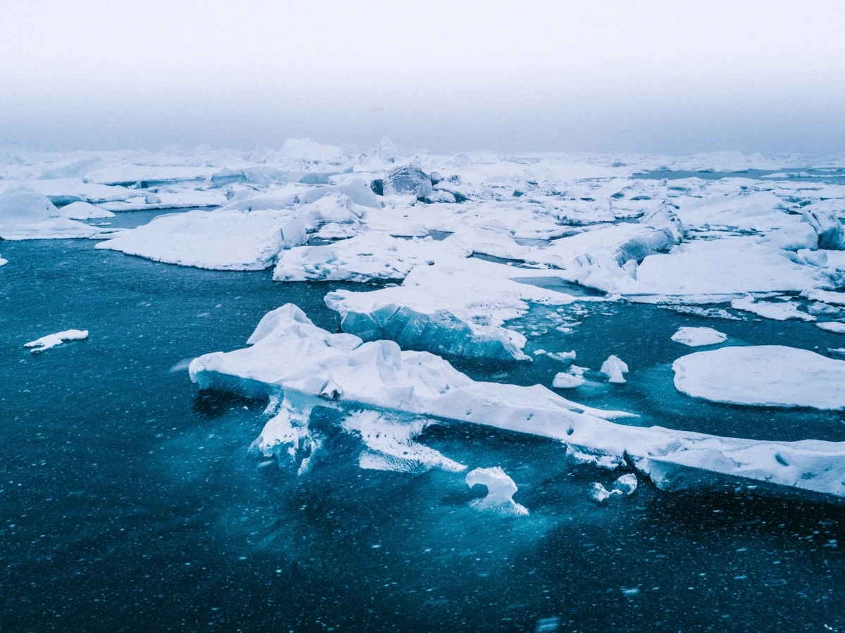 Încălzirea oceanelor polare ameninţă infrastructura şi biodiversitatea, arată un raport Copernicus