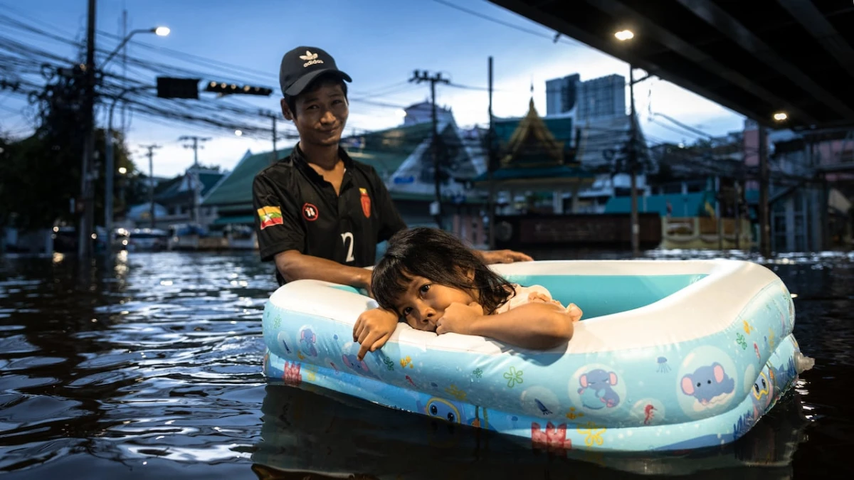 Heavy rains in Thailand kill 23, cause airport chaos