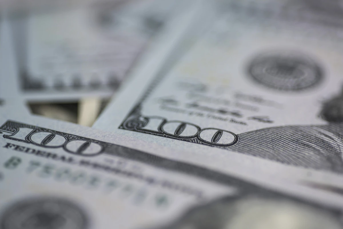 Dolarul se întărește puternic, iar euro ajunge la minimul din mai 2025. Ce înseamnă pentru România