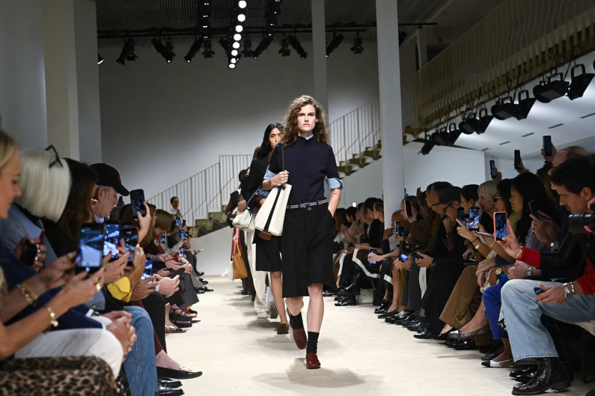 Tod’s primăvară-vară 2027 la Milano Fashion Week : Classic with a little twist / Și poate că Tod’s nici nu trebuie să riște mai mult