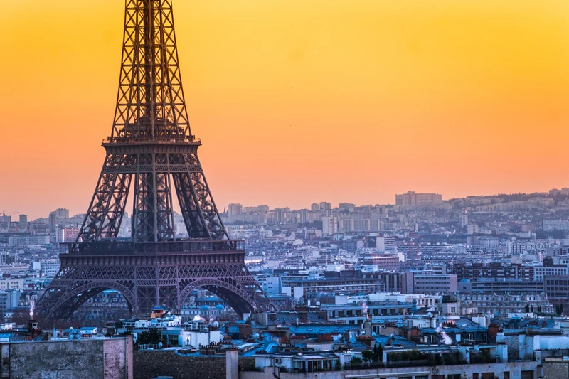 Directorul Turnului Eiffel și-a anunțat demisia după ce personalul feminin a fost exclus în timpul unei vizite a unui grup hindus