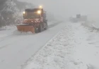 VIDEO Ninsoare abundentă pe Transfăgărășan / Două utilaje și peste 5 tone de sare pentru curățarea carosabilului 