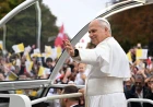 Hundreds of thousands turn out for Pope Leo along Champs-Élysées ahead of mass in Paris