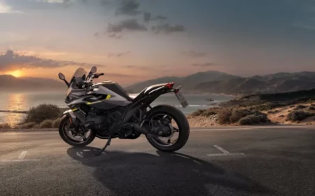 Viața în 9 metri pătrați: Un cuplu a renunțat la tot pentru a trăi pe drum alături de 6 motociclete