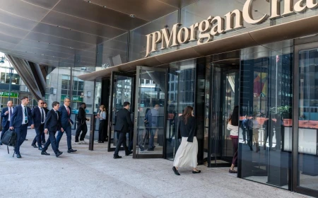 Nicușor Dan s-a întâlnit la New York cu oficiali ai băncii americane JPMorgan, unul din cei mai mari creditori ai României. Președintele a vorbit despre ”zgomotul politic”