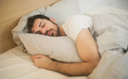 Somnul prelungit în weekend ar putea fi benefic pentru sănătate / Experții spun că nu ar trebui să ne simțim vinovați