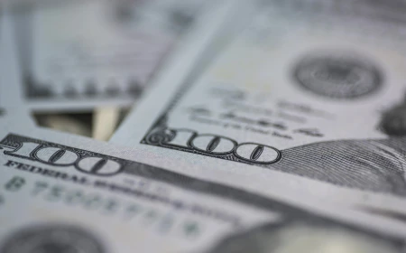 Dolarul se întărește puternic, iar euro ajunge la minimul din mai 2025. Ce înseamnă pentru România