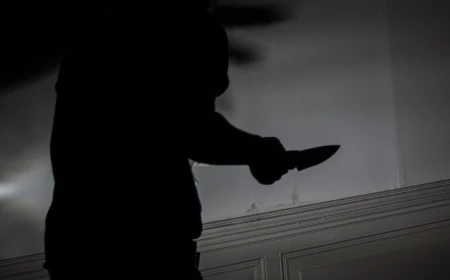 O femeie ar fi fost ucisă de concubin în orașul Roman / Bărbatul l-ar fi căutat și pe fiul victimei, dar polițiștii l-au găsit rapid pe minor / Agresorul s-a aruncat ulterior de la etajul patru al unui bloc