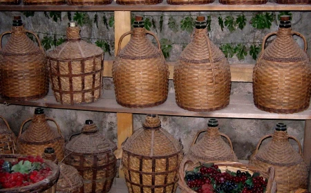 Două vasluieni, intoxicați cu gazul provenit de la fermentarea vinului / Au fost salvați de pompieri dintr-un beci la Bârlad / Sfaturile salvatorilor pentru producătorii amatori