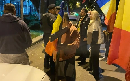Susținătorii pro-rusului Călin Georgescu s-au adunat să manifesteze în fața arestului: „Căline, Căline poporul e cu tine”