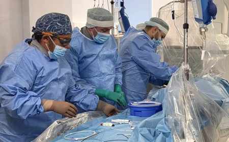 Intervenție cardiacă rară la Spitalul MedLife Polisano Sibiu: procedură TAVI realizată cu succes la un pacient cu inima poziționată în partea dreaptă