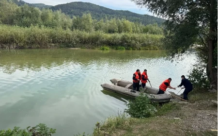 Copilul de 4 ani dispărut din Dofteana (Bacău) a fost găsit decedat în râul Trotuș / Primar: ”Nu există cuvinte pentru o asemenea pierdere”