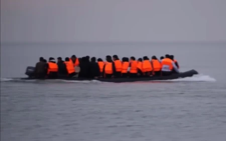 Aproape 800 de migranți au traversat Canalul Mânecii într-o singură zi, un record pentru 2026