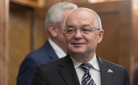 Emil Boc vrea o sală de clasă ”fără pereți” la un liceu din Cluj-Napoca / ”Elevii vor putea învăța sub cerul liber” / ”Uneori sunt suficiente câteva bănci, câțiva copaci, o idee bună…”
