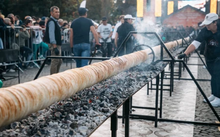 Un kürtőskalács de 25 de metri va fi preparat la Sfântu Gheorghe / ”Duminică va fi preparat un langoş uriaş, cu diametrul de un metru”