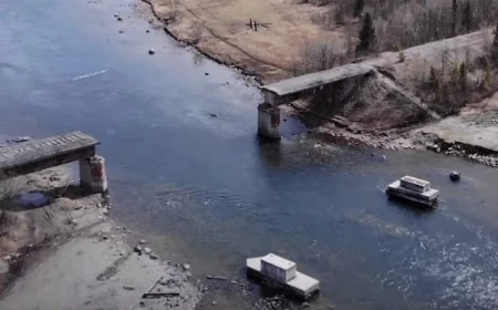 Un pod s-a prăbușit în Rusia și 28 de vagoane ale unui tren de marfă au deraiat după un atac ucrainean cu drone