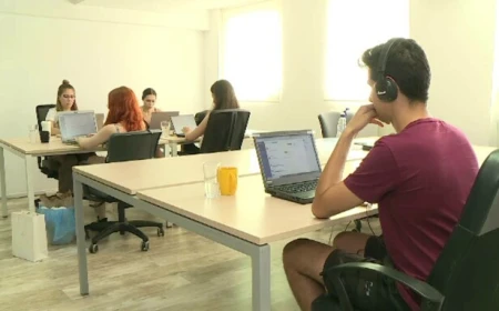 Taxe mai mici pentru contractele part-time ale tinerilor de până la 26 de ani, potrivit unei propuneri legislative de modificare a Codului fiscal / Măsura ar putea fi extinsă și la cei care nu sunt elevi sau studenți