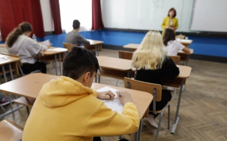 Nicușor Dan a promulgat legea care prevede eliminarea examenului suplimentar de admitere la liceu