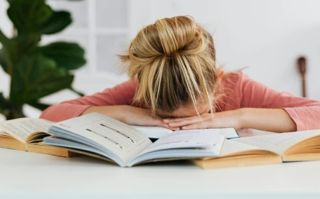 75% dintre elevii români cer ajutor când temele devin dificile, potrivit raportului PISA 2025