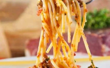Paste fără sos pentru copiii celor care nu plătesc cantina școlară / Primarul unei localități din Italia: „Au plătit imediat. Într-o lună s-au recuperat 7.000 de euro”