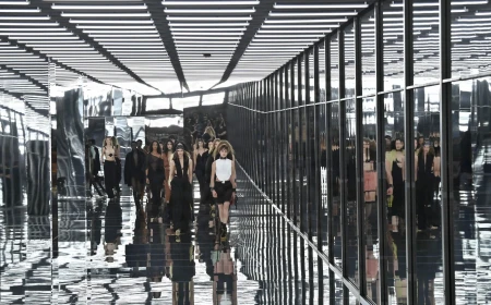 Fendi primăvară-vară 2027 la Milano Fashion Week: Maria Grazia Chiuri se întoarce la corp, dar refuză să îl transforme în spectacol