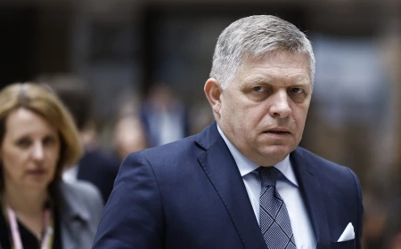 Premierul slovac Robert Fico stârneşte controverse după ce a spus că nu va trimite trupe într-un război între NATO şi Rusia,  nici dacă vreun membru al Alianţei ar fi atacat şi s-ar invoca articolul 5 al tratatului NATO