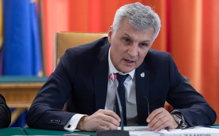 Inițiatorul proiectului de lege pentru uniformele obligatorii în școli, senatorul PSD Daniel Zamfir, invocă „neomarxismul” împotriva celor care se opun măsurii