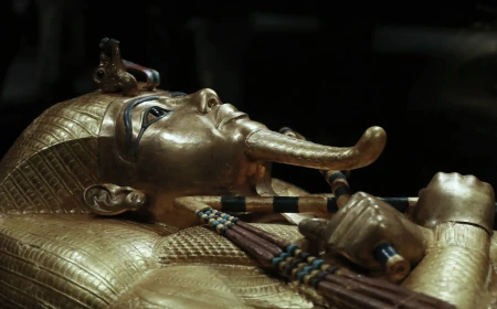 Noi investigaţii indică existenţa a cel puţin unei camere ascunse în mormântul lui Tutankhamon / Cercetătorii cred că ar fi vorba de mormântul lui Nefertiti, mama sa vitregă