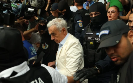 VIDEO | Călin Georgescu și Ionel Rusen au ajuns la Tribunalul București / Judecătorul Vlad Andriescu decide dacă vor sta în arest preventiv 30 de zile / Zeci de adepți l-au așteptat pe scările instanței, cu live-uri pe TikTok