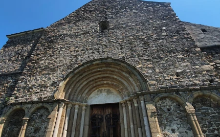 Se resfințește biserica fortificată din Cisnădioara, veche de aproape 850 de ani / E cel mai bine păstrat monument de arhitectură în stil romanic pur din România / Evenimentul se încheie cu un picnic pe platoul cetății