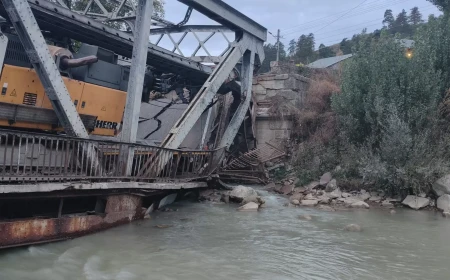 S-a prăbușit un pod de fier pe DN12A / Traficul e blocat pe una dintre principalele legături dintre județele Bacău și Harghita / Structura a cedat după trecerea unei macarale de mare tonaj