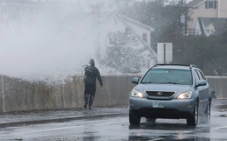 Northeast U.S. pummelled by wind and floods from deadly nor'easter
