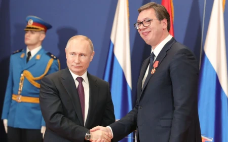 Președintele Vučić urmează să demisioneze pentru a deveni premier, într-o rocadă a puterii care amintește de Putin / Peședinta Parlamentului, aliata sa, devine președinte interimar al Serbiei (Bloomberg)