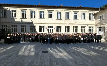 Mii de elevi s-au îmbrăcat în negru în mai multe școli din țară, la protestul față de proiectul legii privind uniformele obligatorii
