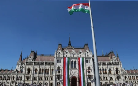 Deputatul ungar Miklós Seszták, lăsat fără imunitate parlamentară și reținut în aceeași zi de Parchetul General / Fost ministru al Dezvoltării în guvernul Orban, este acuzat că ar fi luat mită milioane de euro de la antreprenori din construcții