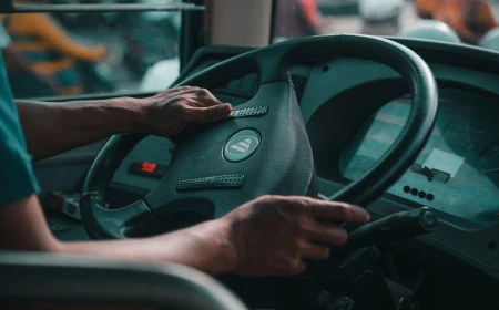 „Pot urca doar italienii” / Șoferul unui autobuz e acuzat nu a lăsat o adolescentă marocană de 14 ani să urce / Compania se apără: Printre cei 200 de angajați sunt marocani, afgani, brazilieni, argentinieni, români și albanezi