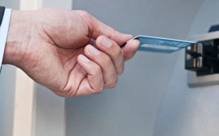 Operatorii de ATM, obligaţi să le asigure utilizatorilor posibilitatea retragerii unor sume personalizate, potrivit unui proiect de lege adoptat de Senat
