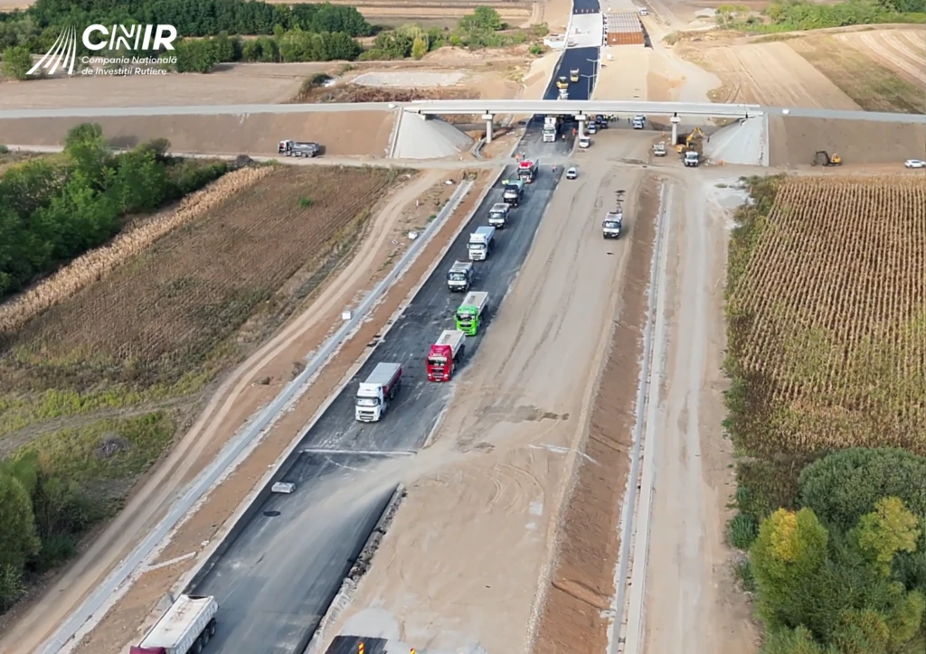 FOTO – VIDEO | Autostrada A3 Transilvania: S-au montat toate grinzile pe lotul Chiribiș-Biharia, ajuns la 78% execuție. Constructorul a început așternerea ultimului strat de asfalt