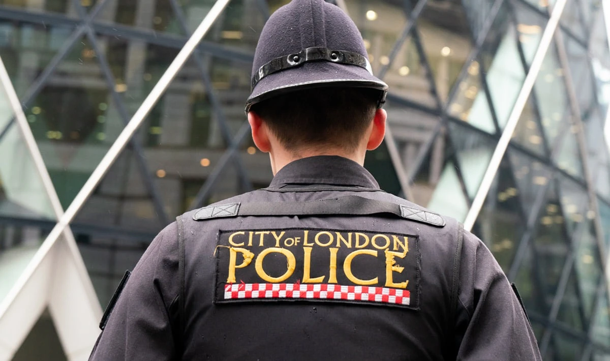 Poliţia britanică acuză un tânăr de pregătirea de atacuri teroriste, inclusiv împotriva lui Nigel Farage, liderul partidului Reform UK