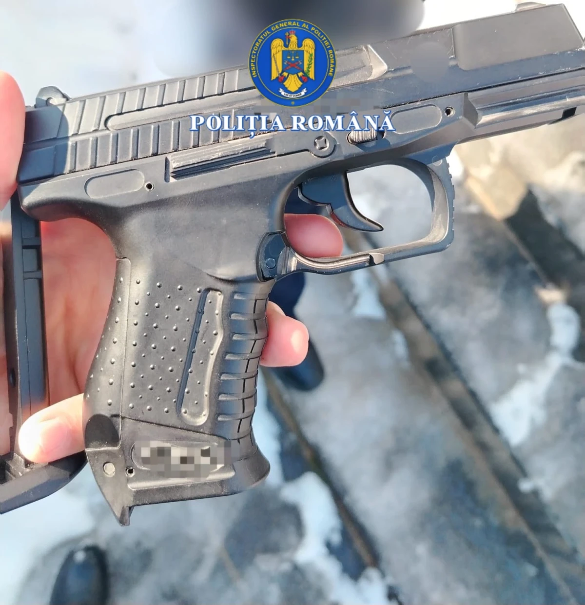 24 de arme neletale şi 16.000 de proiectile deţinute ilegal, găsite de poliţişti la locuinţa unui bărbat din Constanța