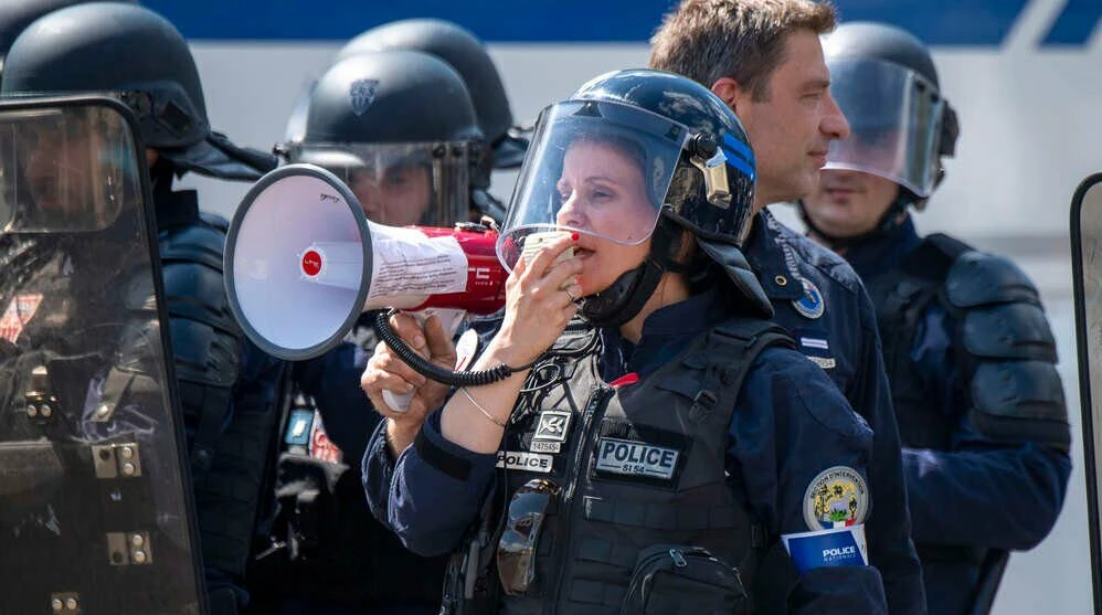 Şeful poliţiei din Paris afirmă că mişcarea de protest a elevilor a scăpat de sub control şi îndeamnă la calm
