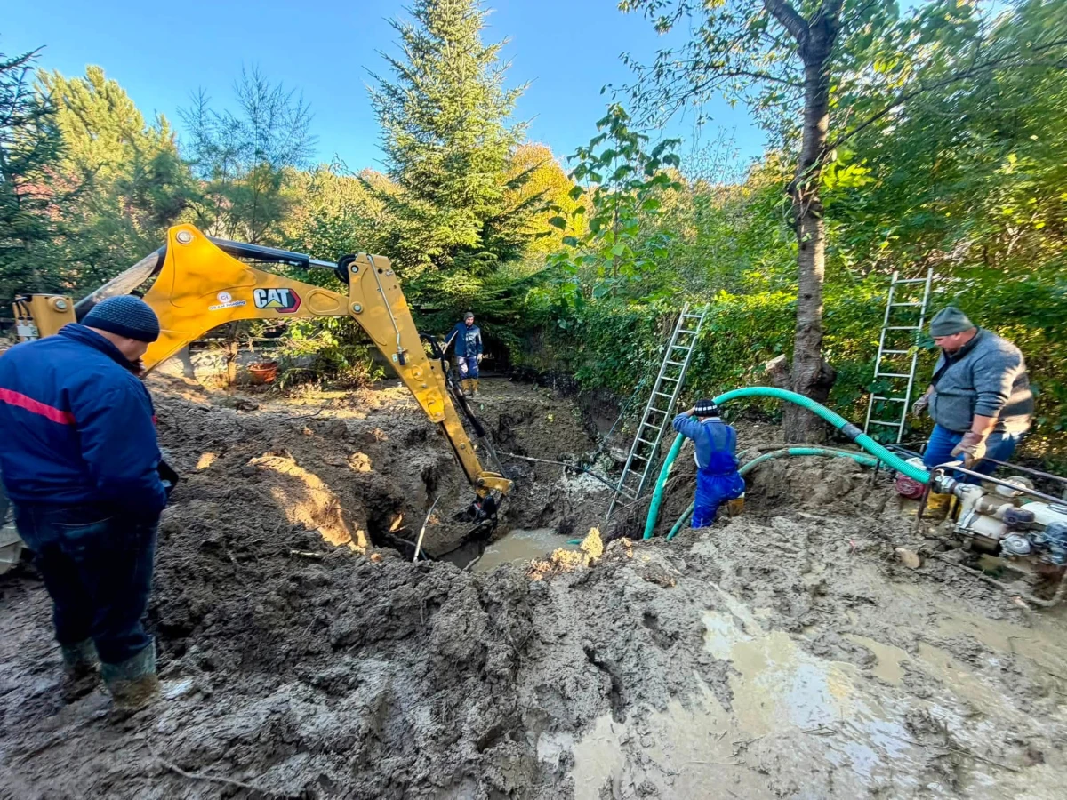 Avarie majoră pe conducta care alimentează municipiul Bacău / În mai multe cartiere a fost oprită furnizarea apei / Primăria instalează rezervoare cu apă menajeră