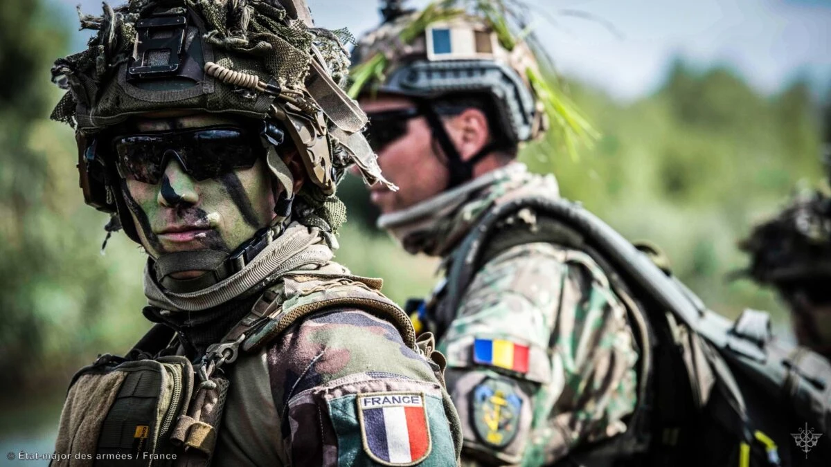Europa fără umbrela americană / Franța propune preluarea conducerii NATO / Ambiții de suveranitate, frânate de lipsuri militare 