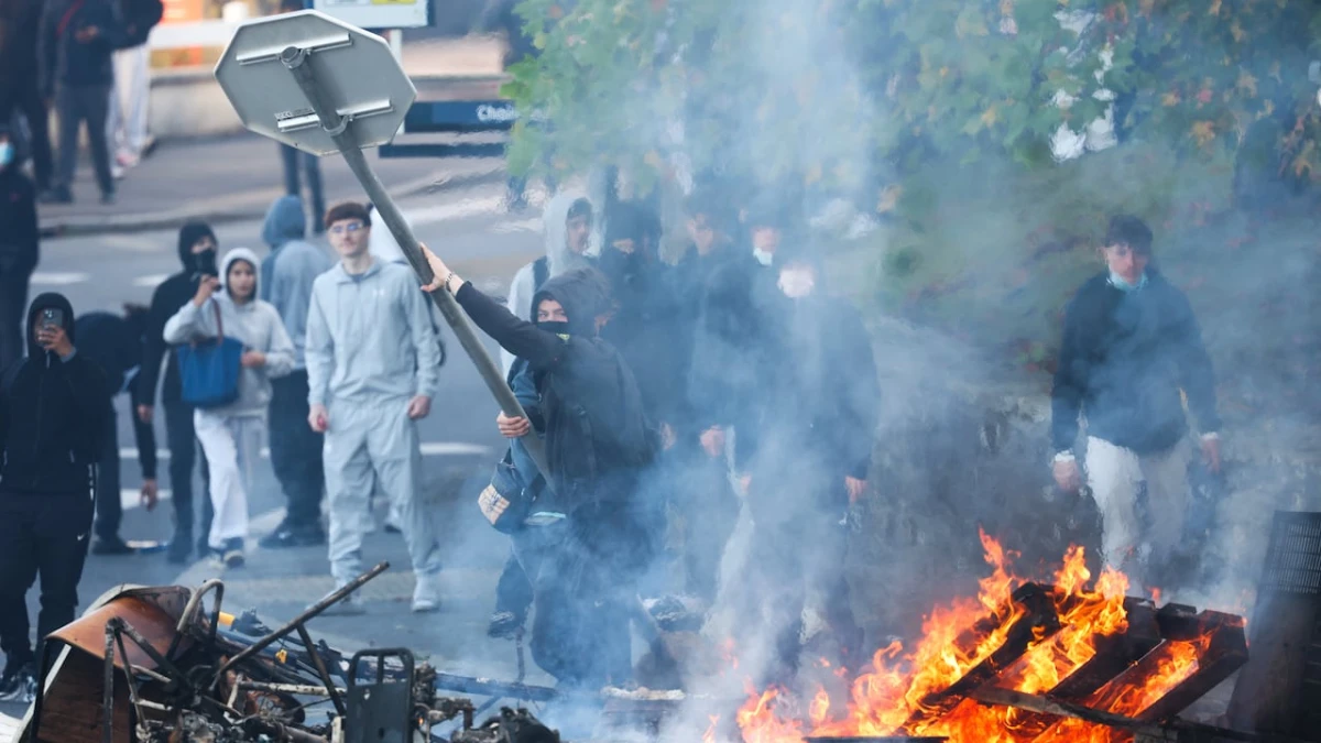 Violent protests in France over state of education lead to closure of nearly 400 schools